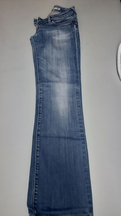 Calças Ganga Salsa semi novas tamanho 32/34 corte a direito/boca sino