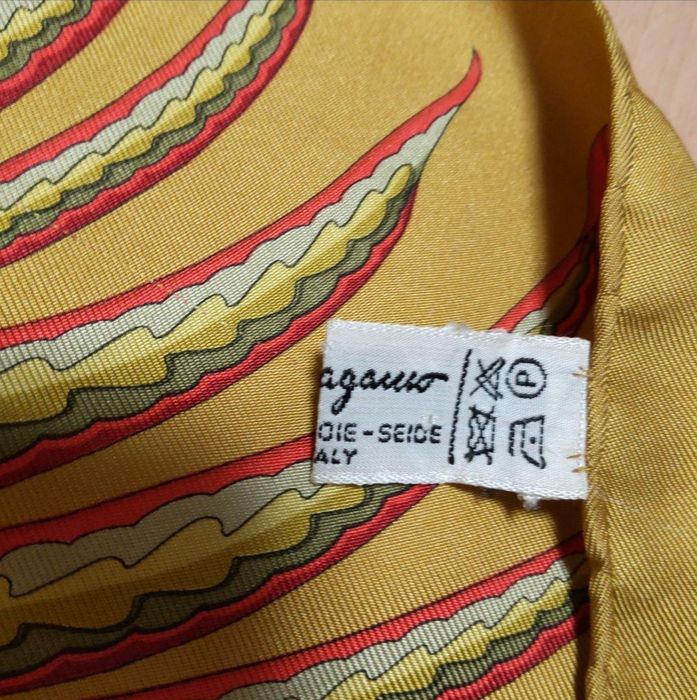 Salvatore Ferragamo шовк