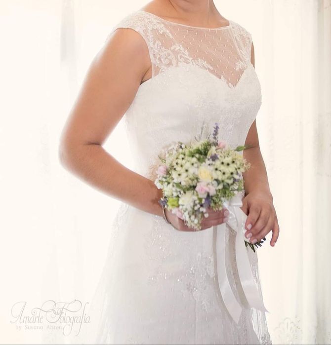 Vendo vestido de noiva.
