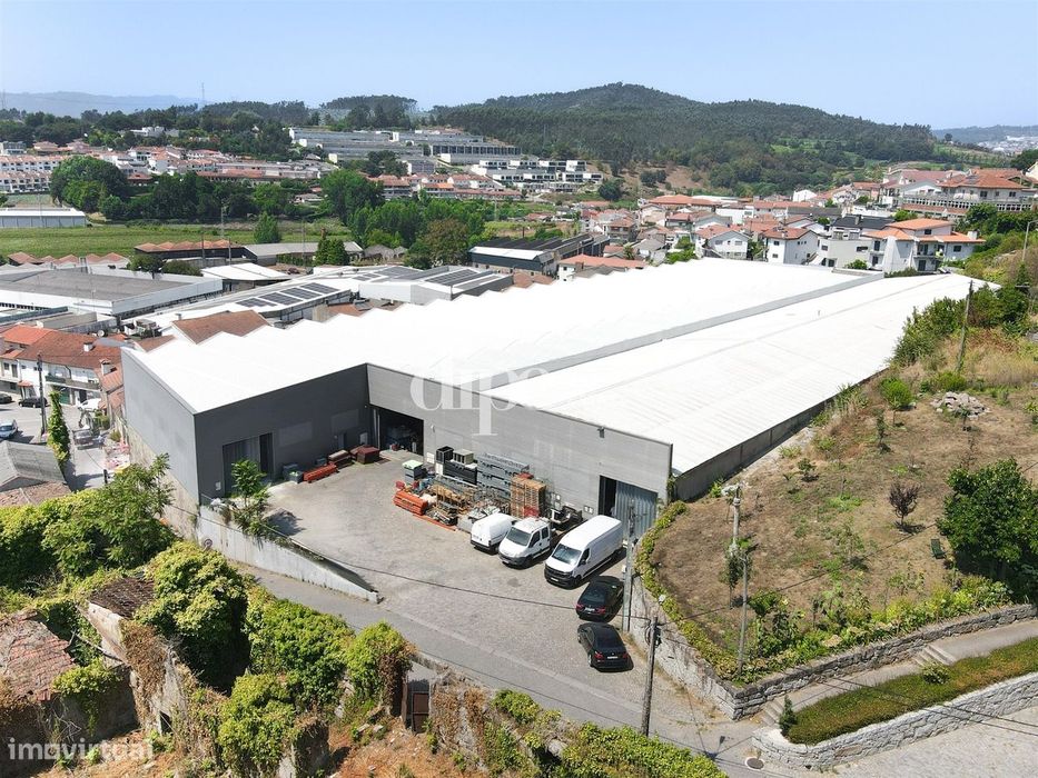 Arrendamento | Armazém de 2.434 m2 com escritório em Guimarães
