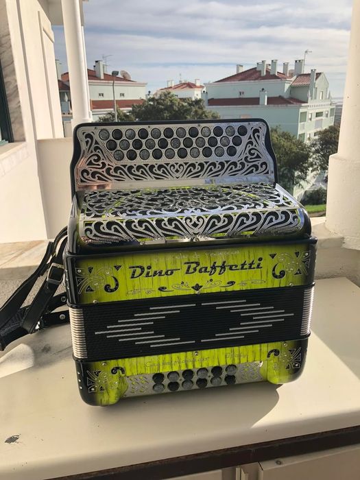 Concertina Dino Baffeti modelo Supercompact à 4 voz em SOL DÓ FÁ com oferta de mala e correias

Vendo Concertina Dino Baffeti Supercompact à 4 voz em