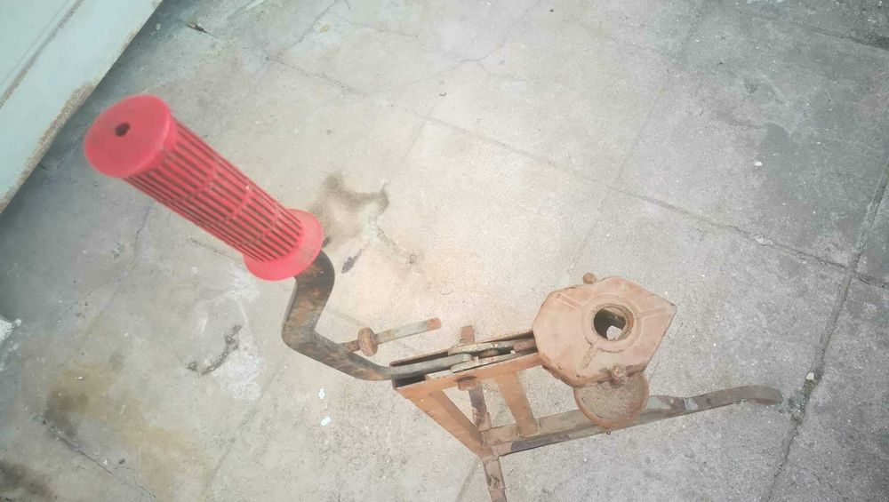 Máquina de aplicação de rolhas manual