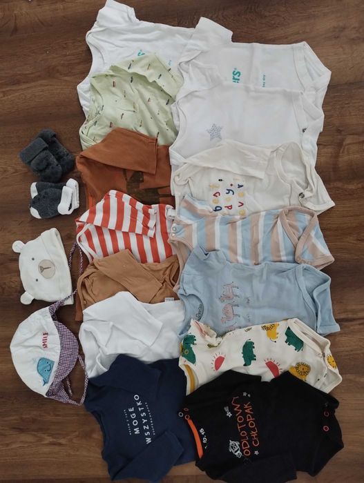 Paka zestaw ubrań 25 sztuk plus gratis dla chłopca rozmiar 56.