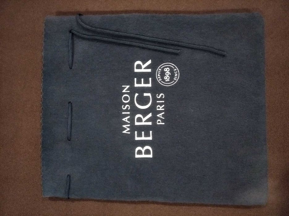 Saco oferta Maison Berger, almofadado, aveludado, azul marinho