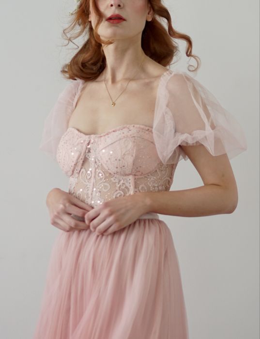 Top z cekinami i bufiastymi rękawkami