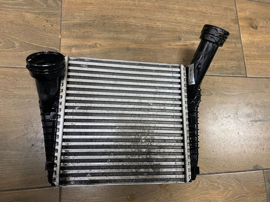 PORSCHE CAYENNE 7P Q7 4L TOUAREG INTERCOOLER PRAWY