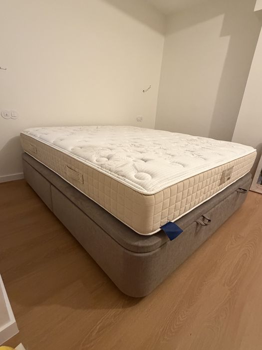 Cama de casal tipo sommier com bom espaço para arrumação