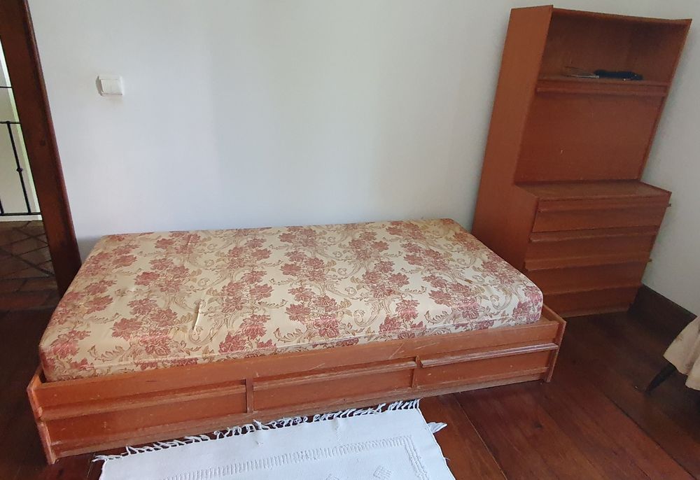 Cama de solteiro em madeira maciça