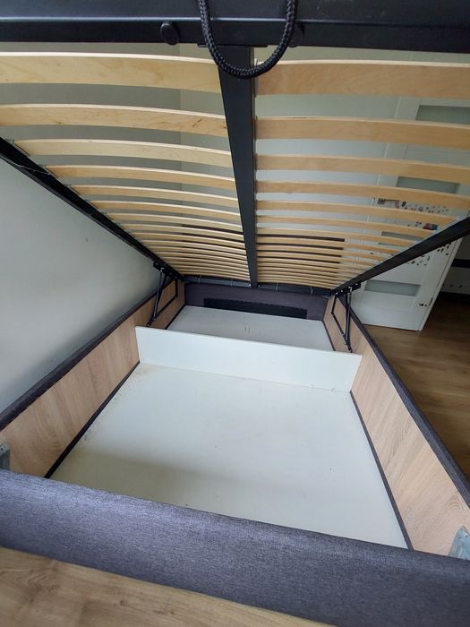 Łóżko 145x200 kontynentalne tapicerowane z materacem