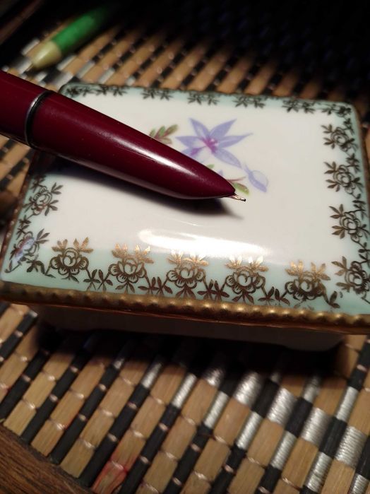 Ручки с золотыми и иридиевыми перьями, подстаканники