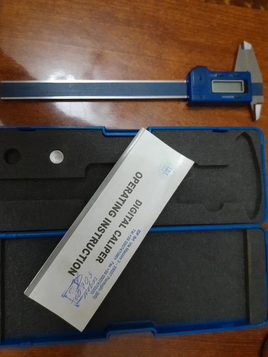 Электронный штангенциркуль. Производство Италия.