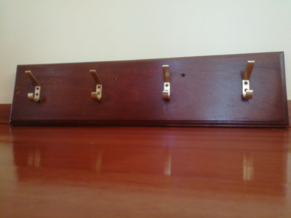 Cabide em madeira maciça