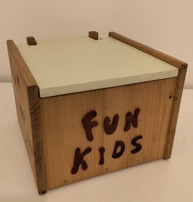 Caixa de arrumações criança