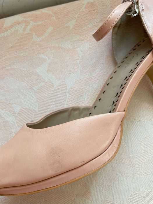 Нюдові елегантні шкіряні босоніжки