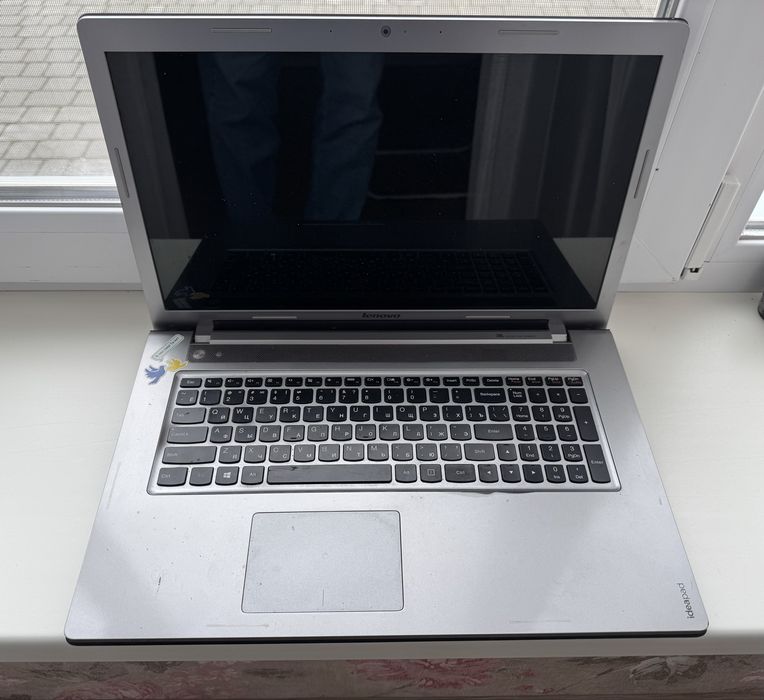 Ноутбук lenovo ноут в робочому ствні