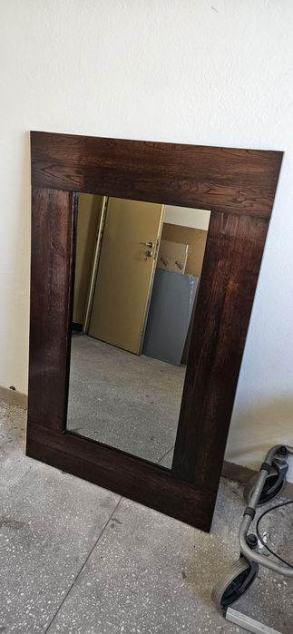 Lustro w drewnianej ramie