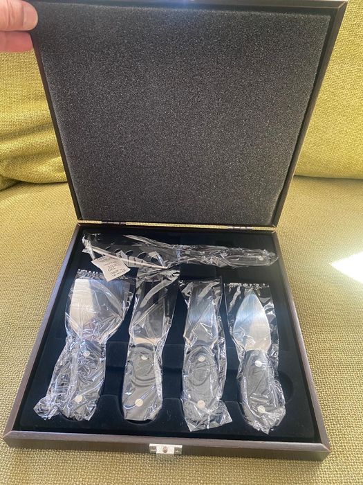 Conjunto Novo de 4 Facas e Garfo para Queijo – Ainda Embalados