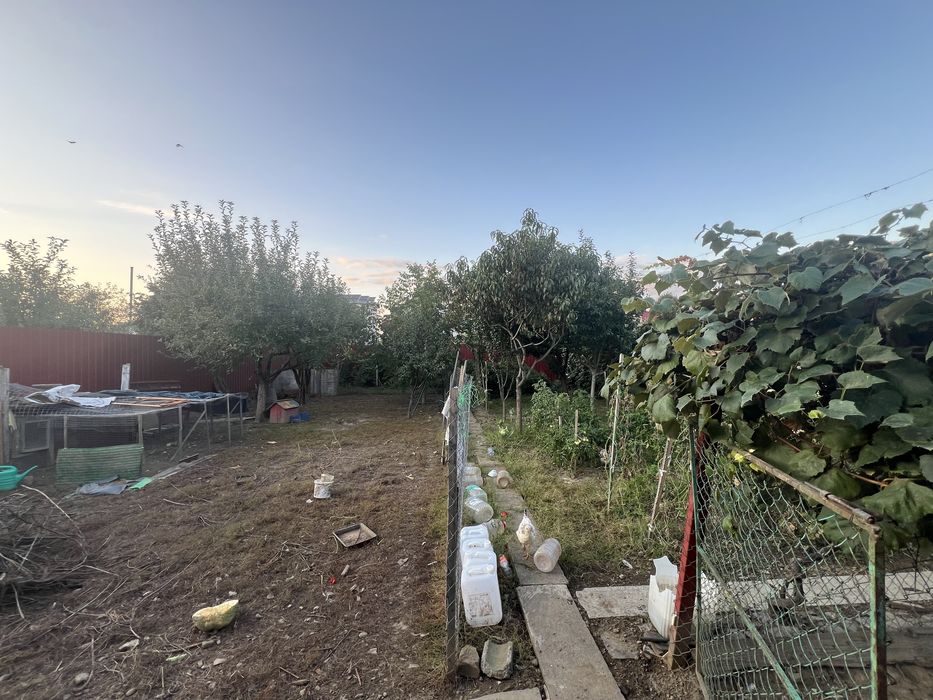 Продаж двох будинків у одному дворі.