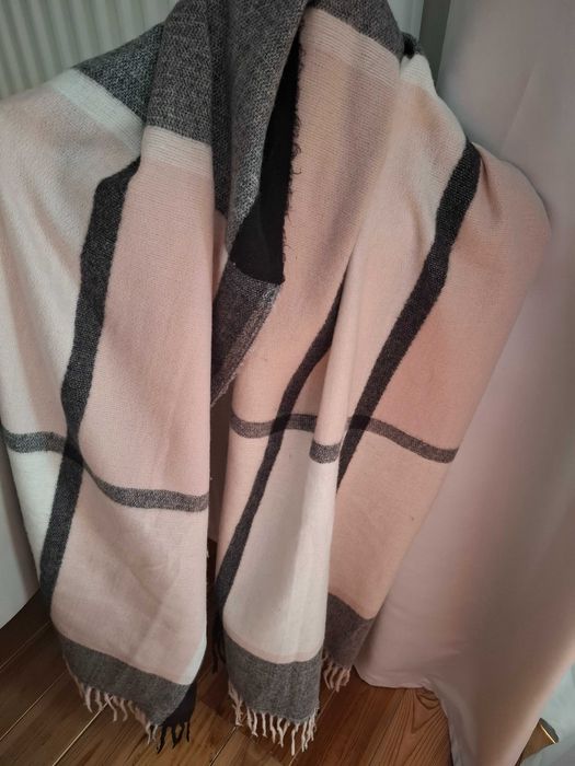 Szalik czarno- biało-pudrowy. Nowy