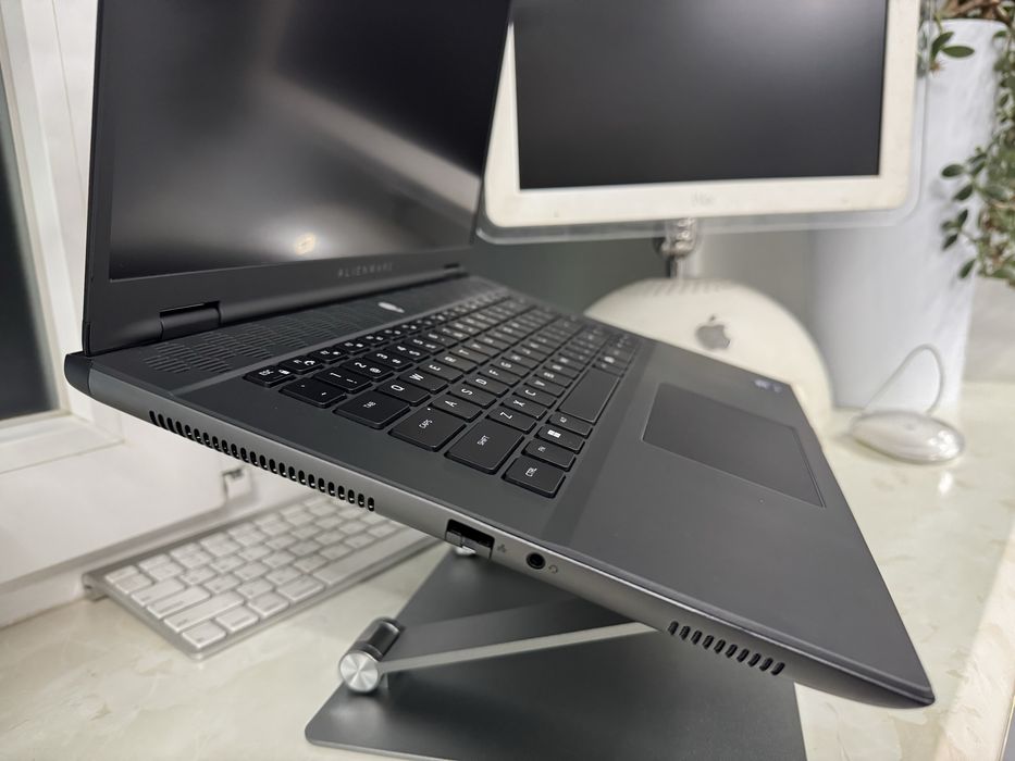 Ноутбук Alienware M16 R2 P130F 16" Intel Ultra 9/64ГБ/2ТБ SSD/RTX 4070