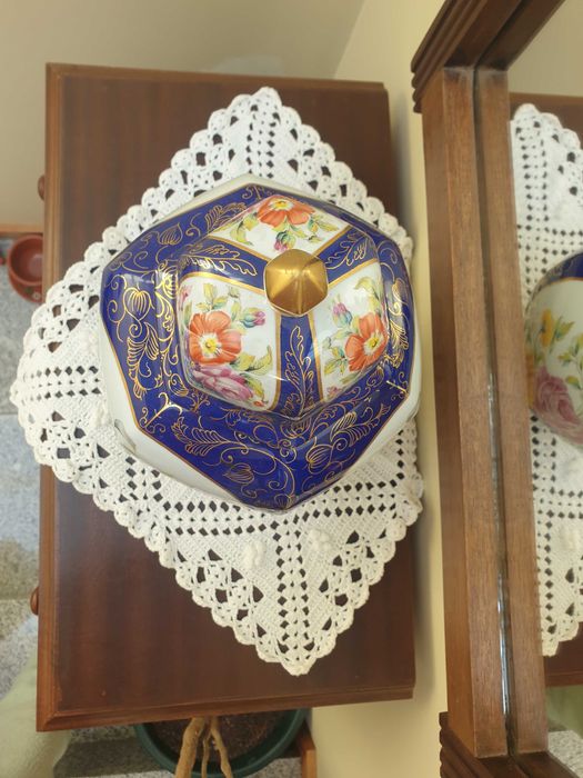 Pote de porcelana da PLL Aveiro pintado á mão