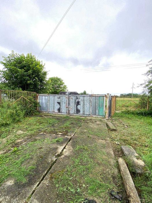 Приміщення 1230 м2 та земельна ділянка 0,35 га в с. Вістова