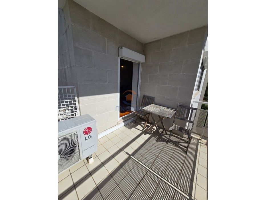 Apartamento T2 com Varanda, Parqueamento e Arrecadação | Alta de Li...