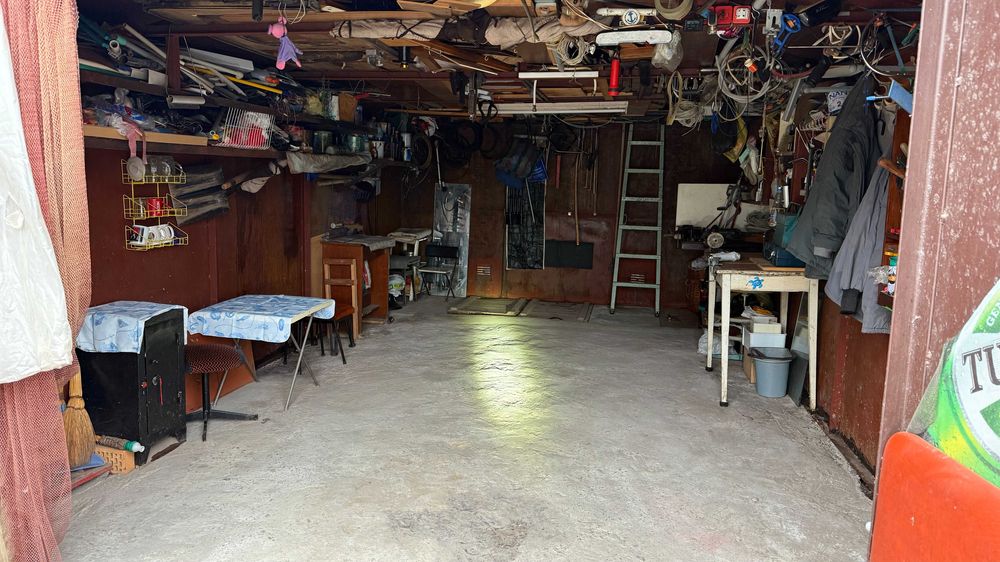 Продам гараж на ул. Паустовского с  инструментами!