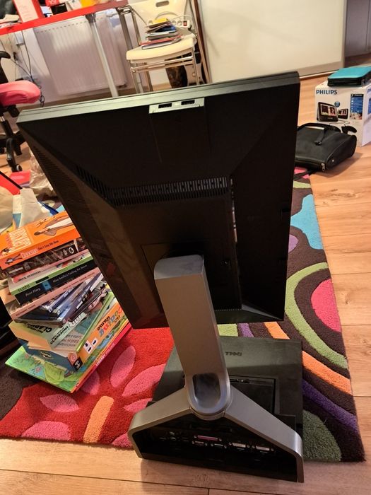 Monitor Dell P2210f z dock'iem do laptopa Dell