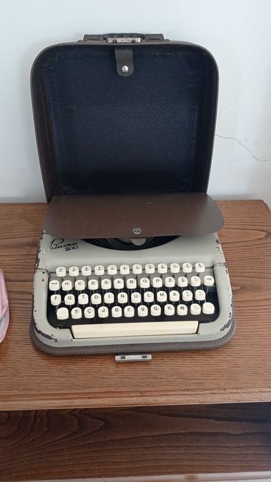 Máquina de Escrever "Princess 100"