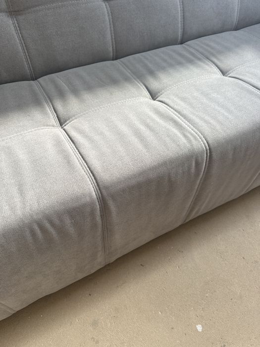 Sofa 4 lugares e um puff usados e com algumas manchas.