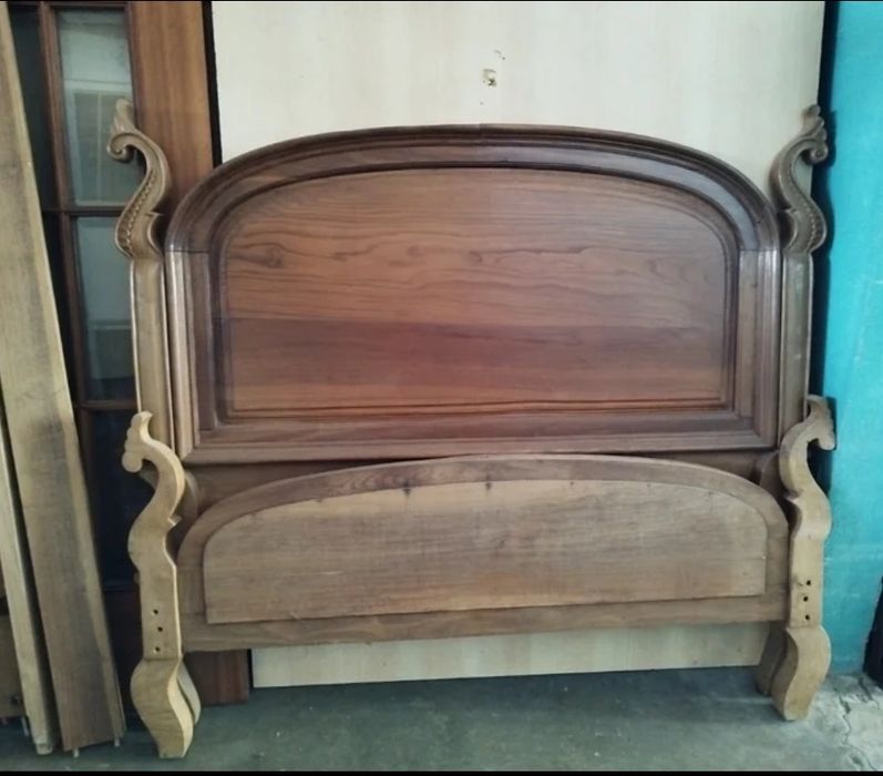 Cama de casal de madeira