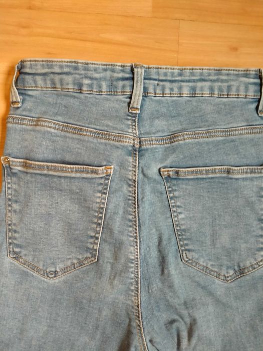 Jeansy jasnoniebieskie wysoki stan CROPP (XS/34)
