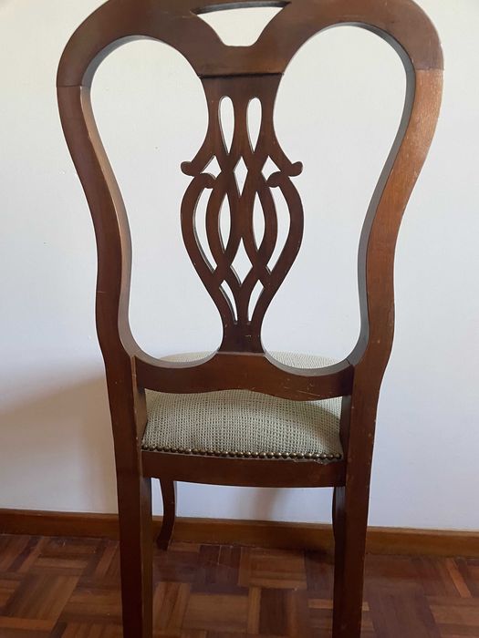 Conjunto de 8 Cadeiras Clássicas em Madeira de Mogno