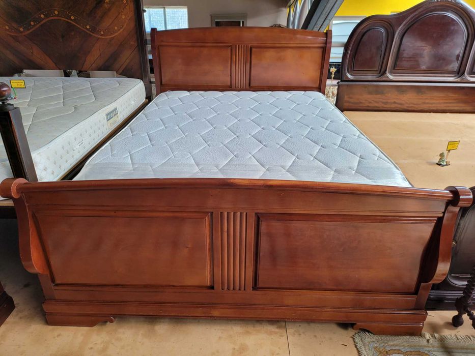 Excelente cama em madeira maciça com estrado e colchão - óptimo