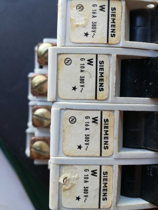 Selling 4 Siemens W g 10 A _380V circuit breakers and two 16 A, used.64584622997249120