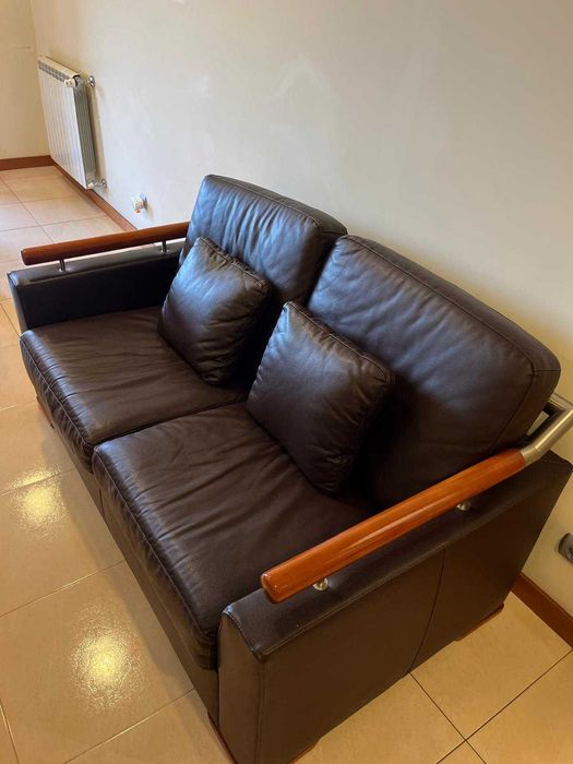 2 Sofás em Napa Castanha (160cm x 90cm)