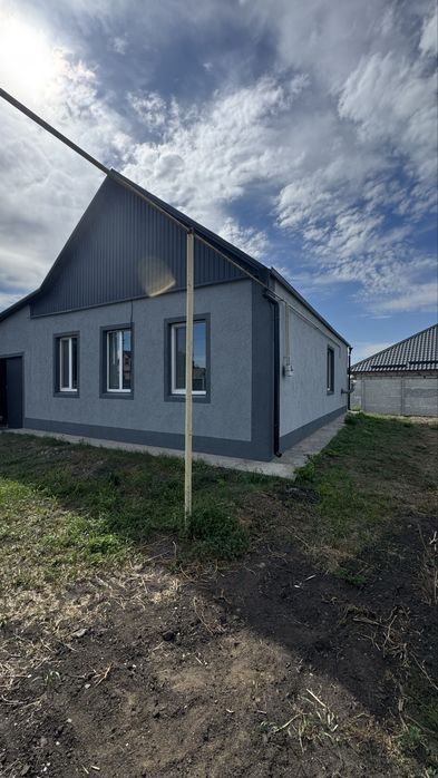 Продаж будинку у центрі Орлівщини , ремонт , гараж , ділянка 10 соток . По домовленісті співпрацюємо по державній програмі .
