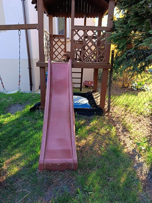 Plac zabaw domek dla dzieci zjeżdżalnia huśtawka piaskownica