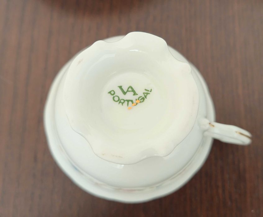 Seis chávenas de café da Vista Alegre com os respetivos pires