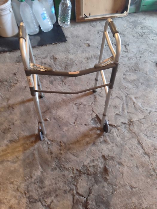 Ходунки для пожилых с колесами