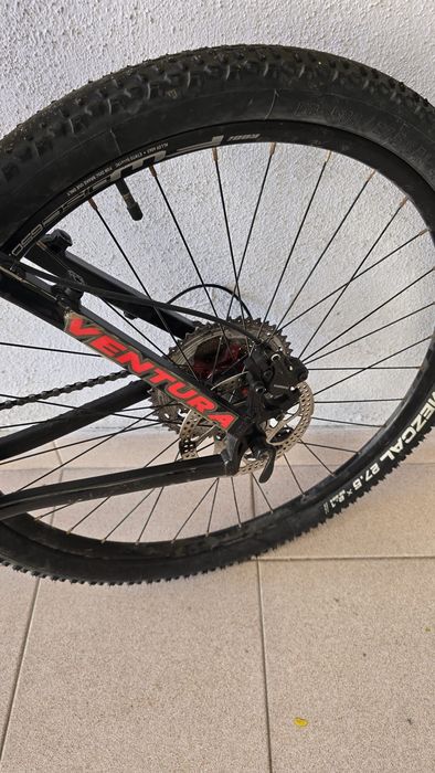Bicicleta Mondraker Ventura preta/vermelha costumizada