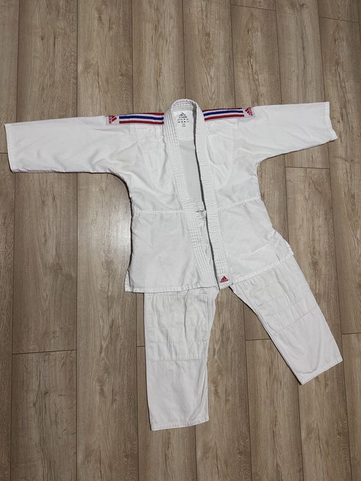 Кимоно Adidas, пояса, защита на ноги карате шлем