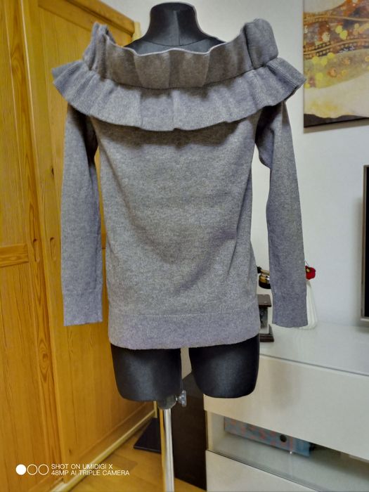 Sweter z falbaną