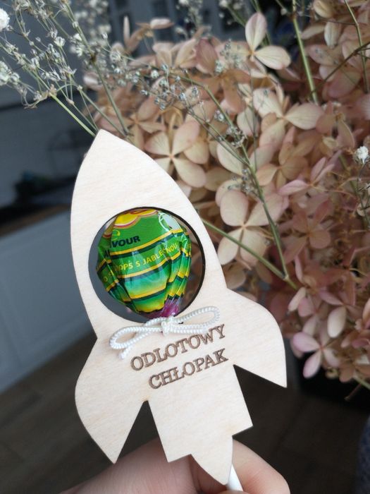 Upominki dla dzieci, rakieta na lizak, kwiatek na lizak