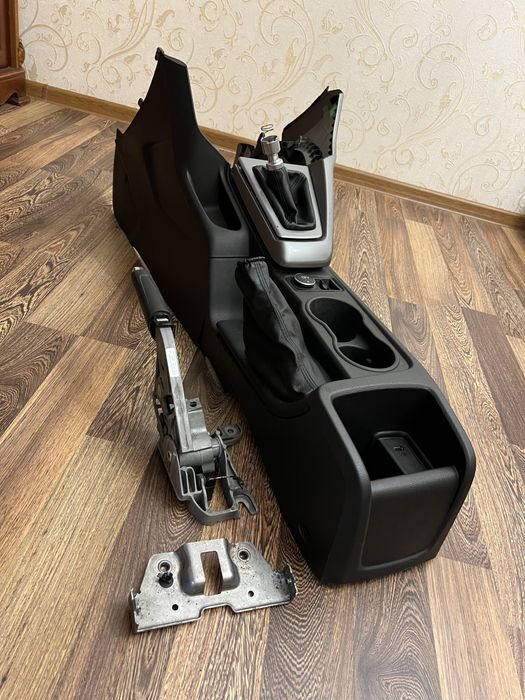 Ford Focus 3 центральна консоль, тонель, ручник, повный комплект