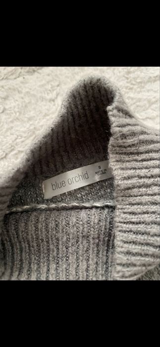 Szara sweterkowa sukienka w paski jesienna zimowa