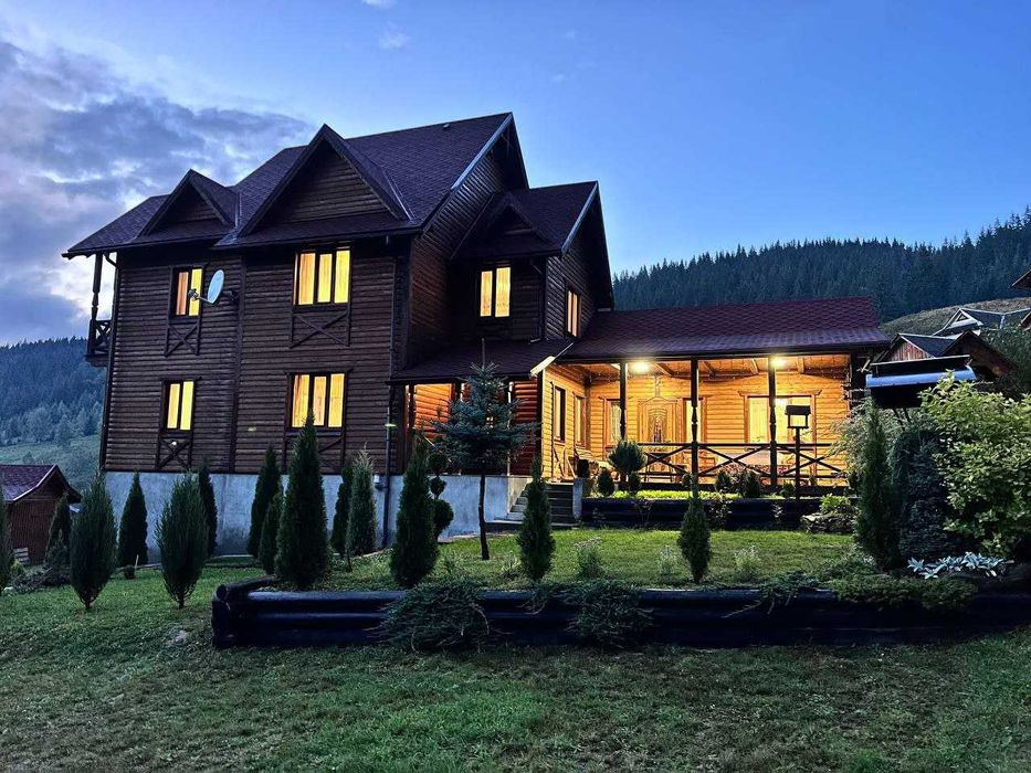 Будинок в Карпатах під лісом