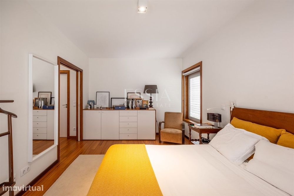 Apartamento T4+1 em Serralves com garagem