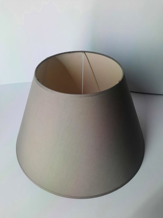 Lampa stojąca w stylu angielskim.